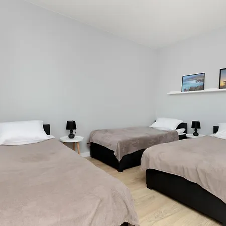 In With 3 Bedrooms, Furnished Balcony And 2 Desks By Rent Like Appartement *