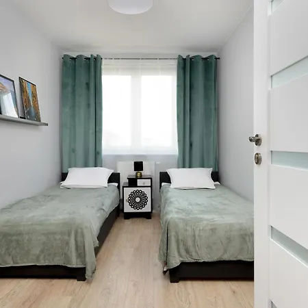 In With 3 Bedrooms, Furnished Balcony And 2 Desks By Rent Like *
