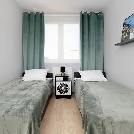 In With 3 Bedrooms, Furnished Balcony And 2 Desks By Rent Like